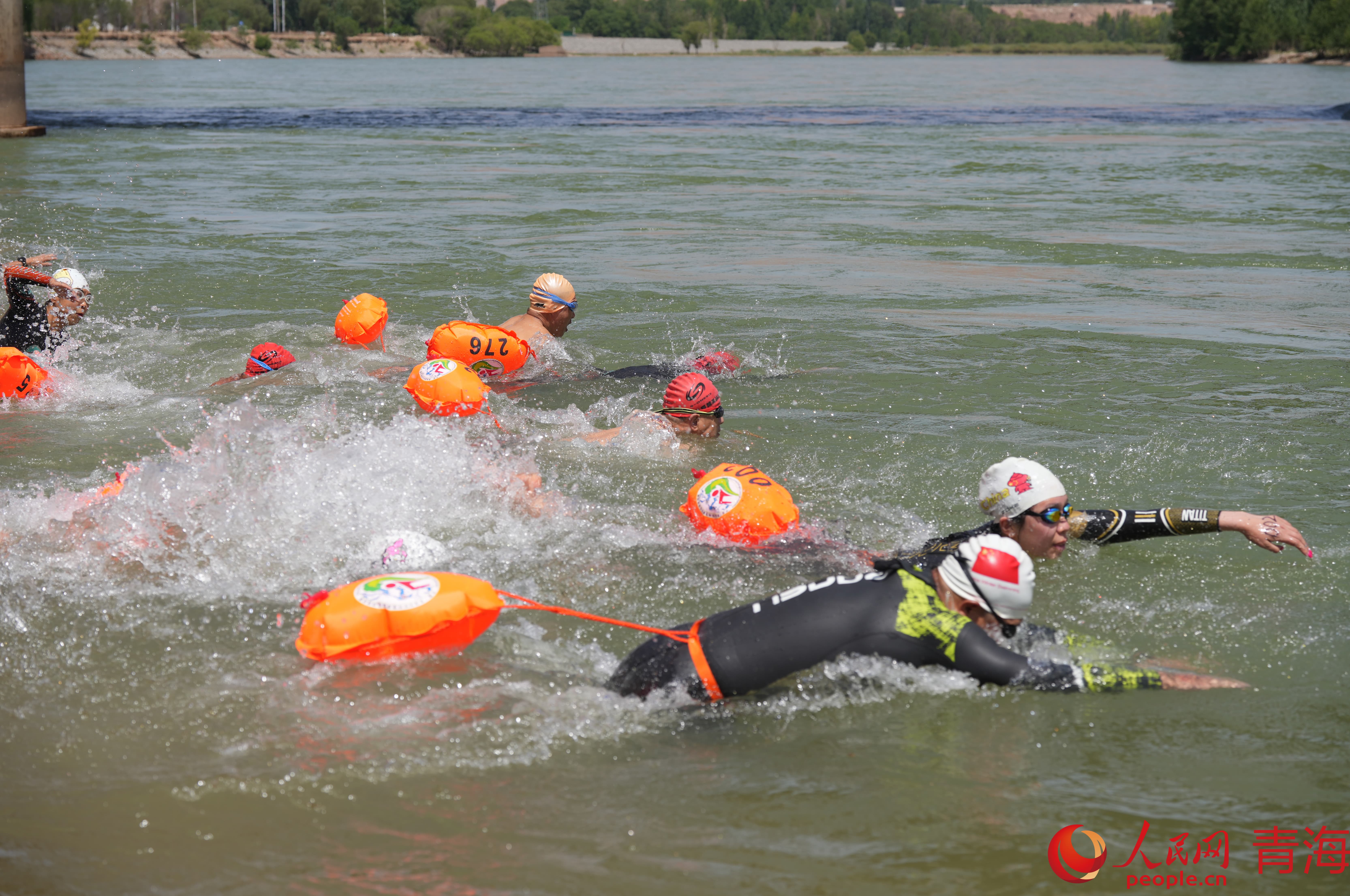 運(yùn)動(dòng)員試水。人民網(wǎng) 況玉攝