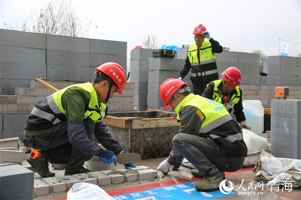 抹灰工、砌筑工正在進(jìn)行技能實(shí)操環(huán)節(jié)。人民網(wǎng) 馬可欣攝