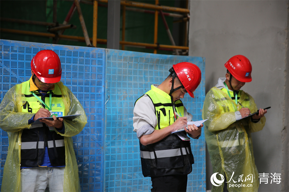 參賽選手正在答題。人民網(wǎng) 馬可欣攝