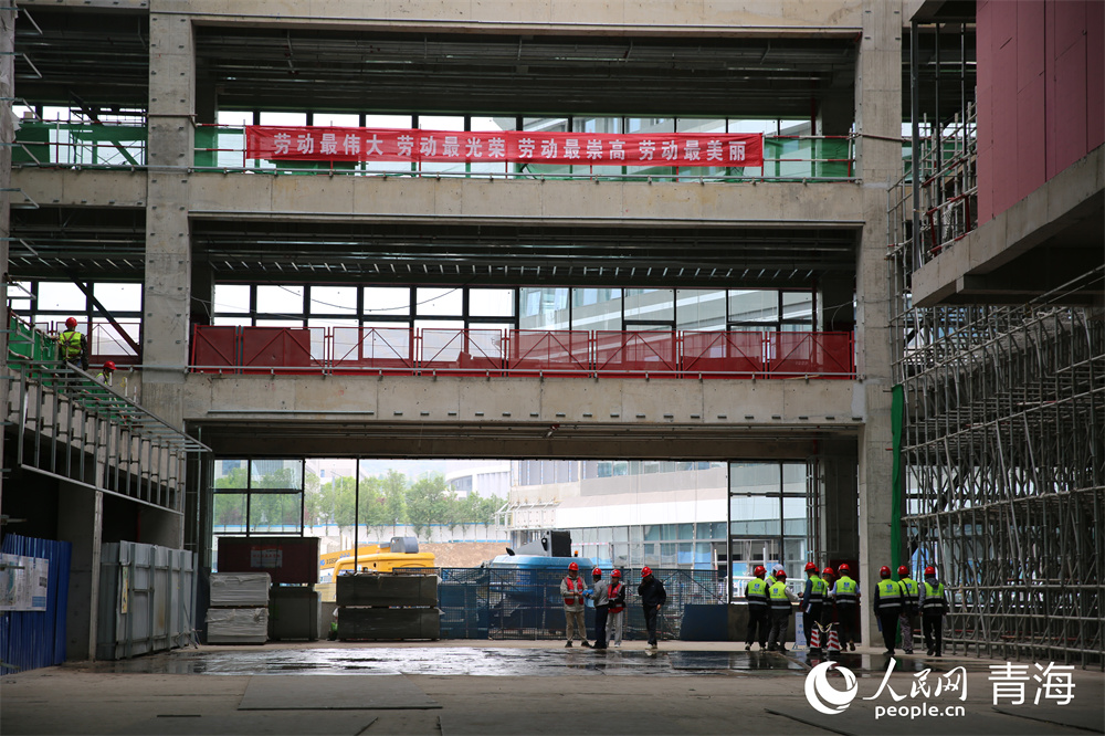 參賽選手在搭建的實(shí)操考核場地進(jìn)行實(shí)操考試。人民網(wǎng) 馬可欣攝