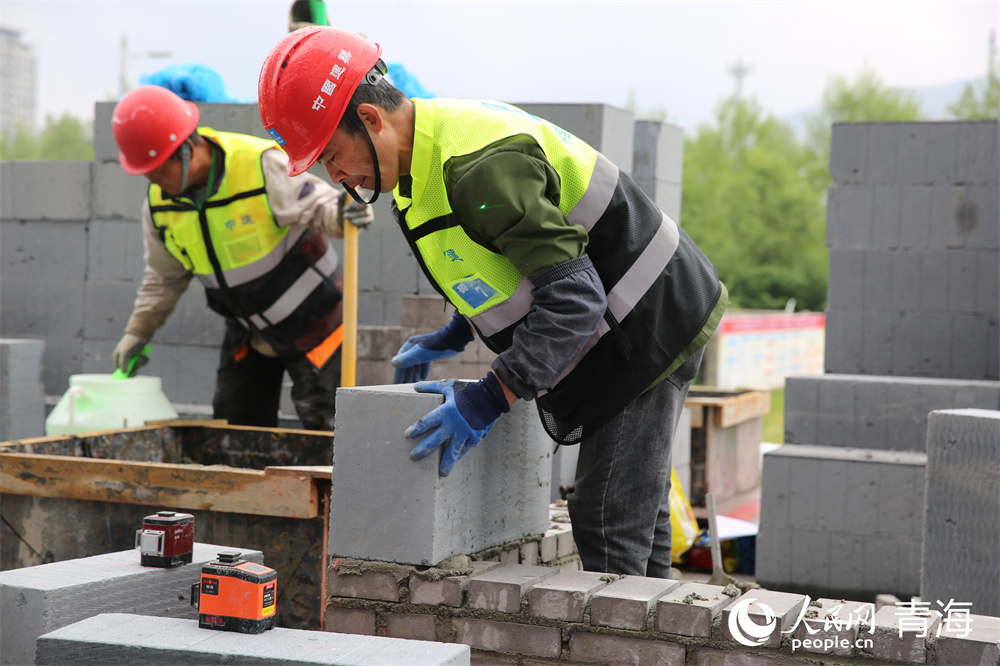 砌筑工技能實操現(xiàn)場。人民網(wǎng) 馬可欣攝