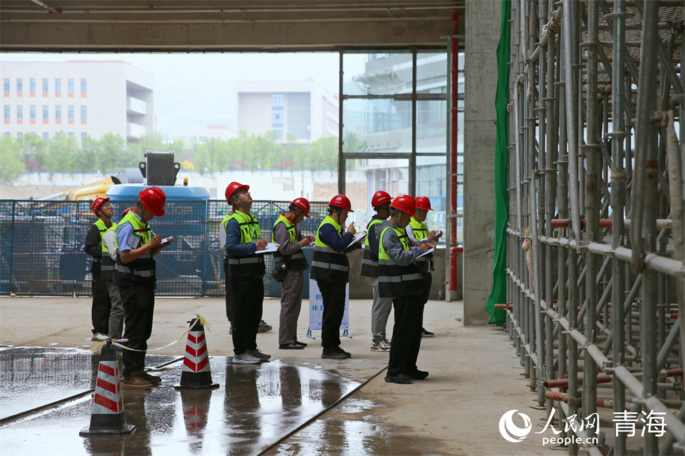 安全員在模板支撐體系辨識(shí)區(qū)競(jìng)賽。人民網(wǎng) 馬可欣攝