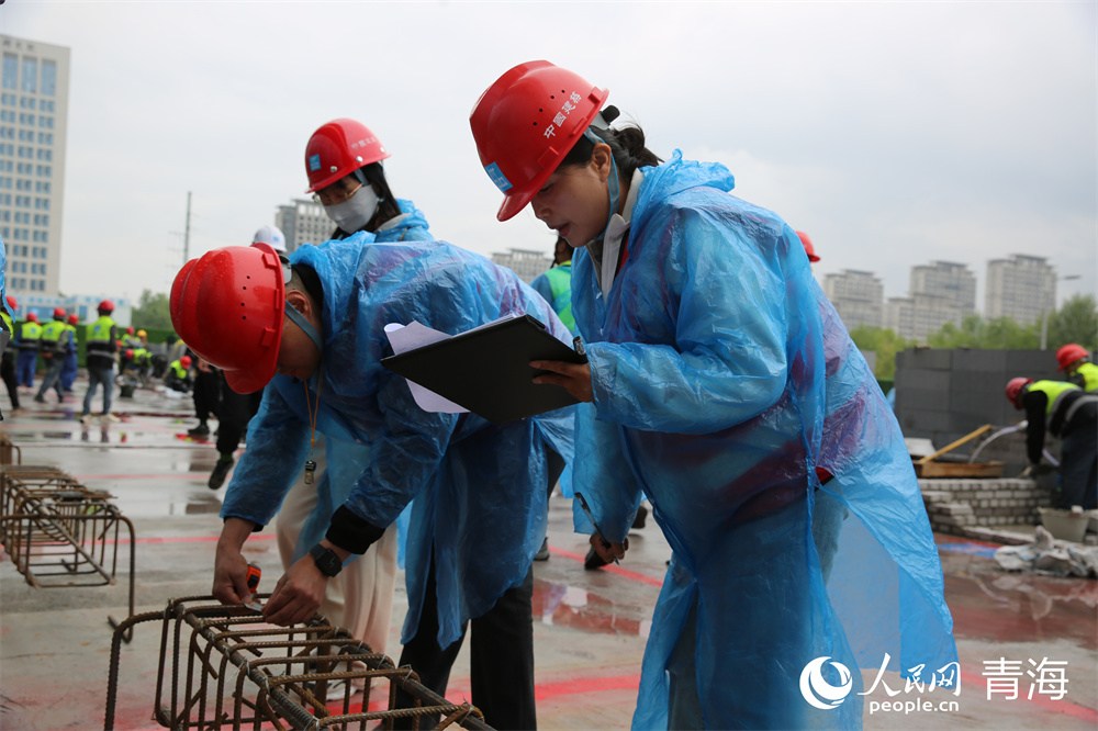 評(píng)委正在評(píng)定結(jié)果。人民網(wǎng) 馬可欣攝