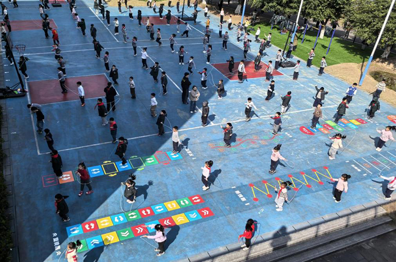 重慶兩江新區(qū)童心青禾小學(xué)的學(xué)生們參加大課間體育活動(dòng)。秦波攝