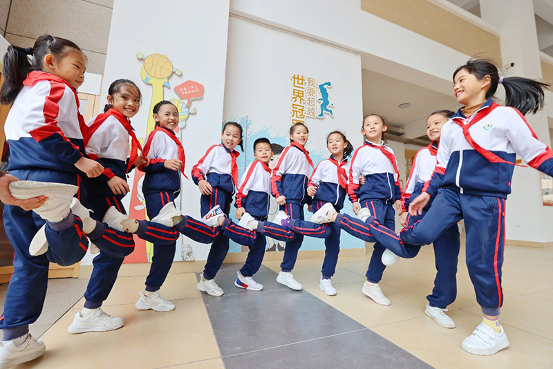 福建泉州市晉光小學(xué)的學(xué)生們?cè)谡n間開(kāi)展活動(dòng)。學(xué)校供圖