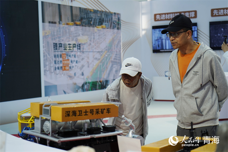 參觀。人民網(wǎng)記者 張莉萍攝