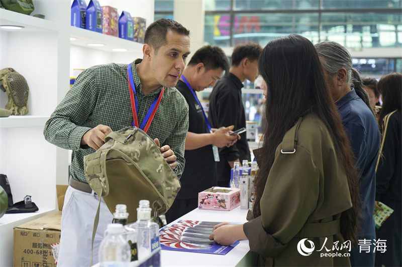 參展商為市民介紹產(chǎn)品。人民網(wǎng)記者 張莉萍攝