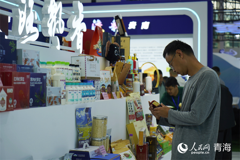 市民在青洽會展區(qū)內(nèi)查看產(chǎn)品詳情。人民網(wǎng)記者 張莉萍攝