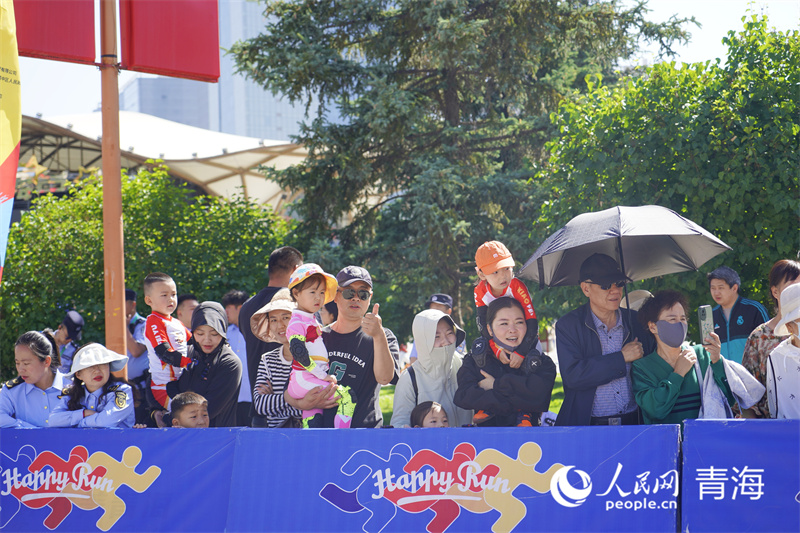 觀眾為小參賽選手加油。人民網(wǎng)記者 張莉萍攝