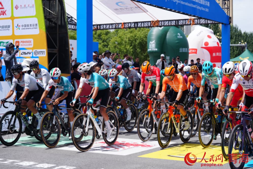 繞圈賽發(fā)槍。人民網(wǎng) 況玉攝