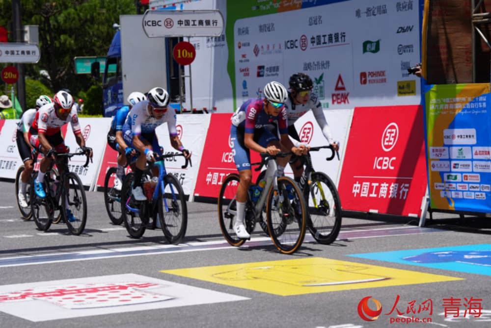 運(yùn)動(dòng)員努力騎行。人民網(wǎng) 況玉攝