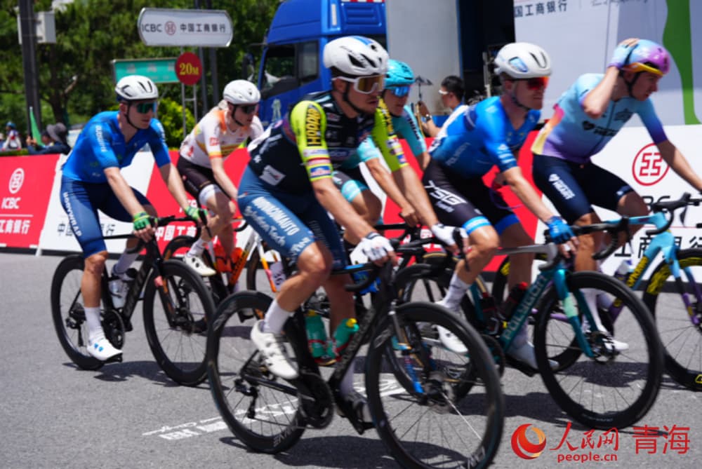 運(yùn)動(dòng)員努力騎行。人民網(wǎng) 況玉攝