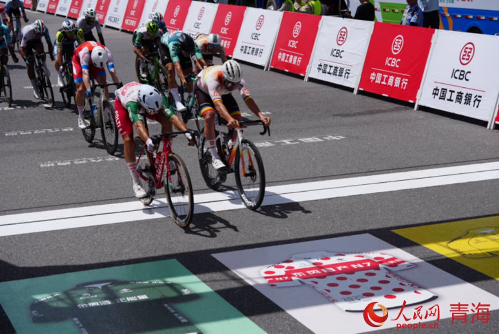 車手沖線。人民網(wǎng) 況玉攝