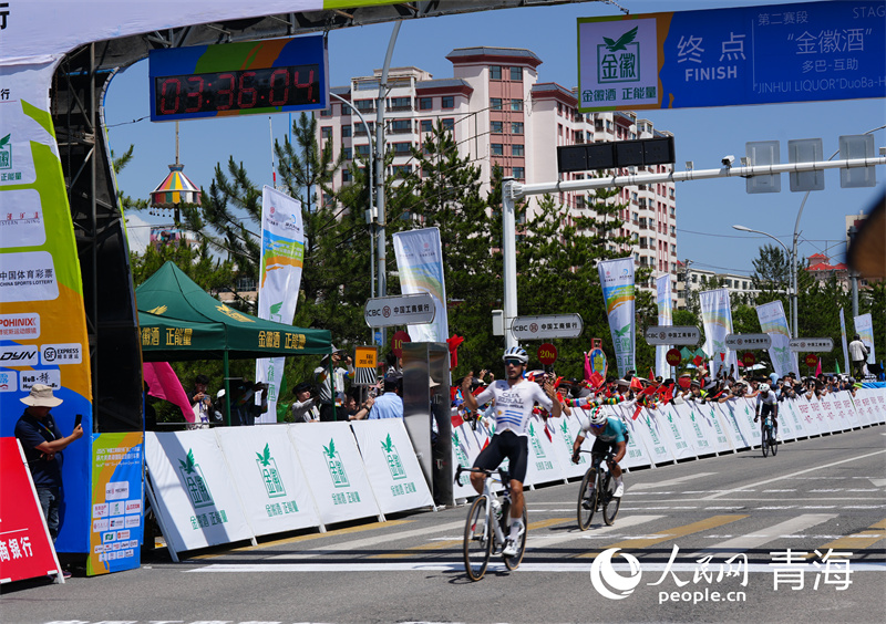 車手沖刺。人民網(wǎng) 馬可欣攝