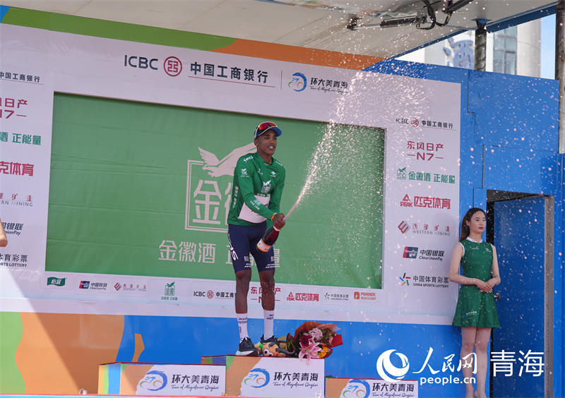 車手慶賀比賽結(jié)果。人民網(wǎng) 馬可欣攝