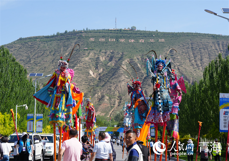 魯沙爾高蹺亮相環(huán)青賽。人民網(wǎng) 馬可欣攝