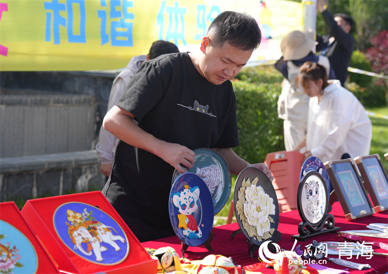 第二賽段起點(diǎn)的展銷攤位。人民網(wǎng) 馬可欣攝