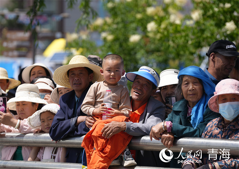 觀眾為賽事加油。人民網(wǎng) 馬可欣攝
