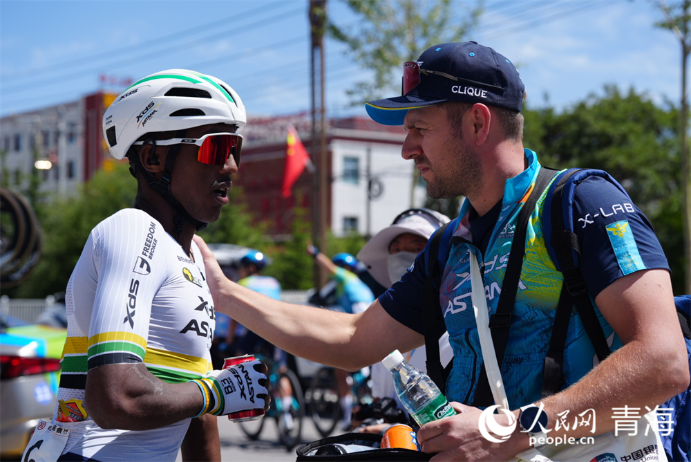 選手抵達(dá)終點(diǎn)。人民網(wǎng) 況玉攝