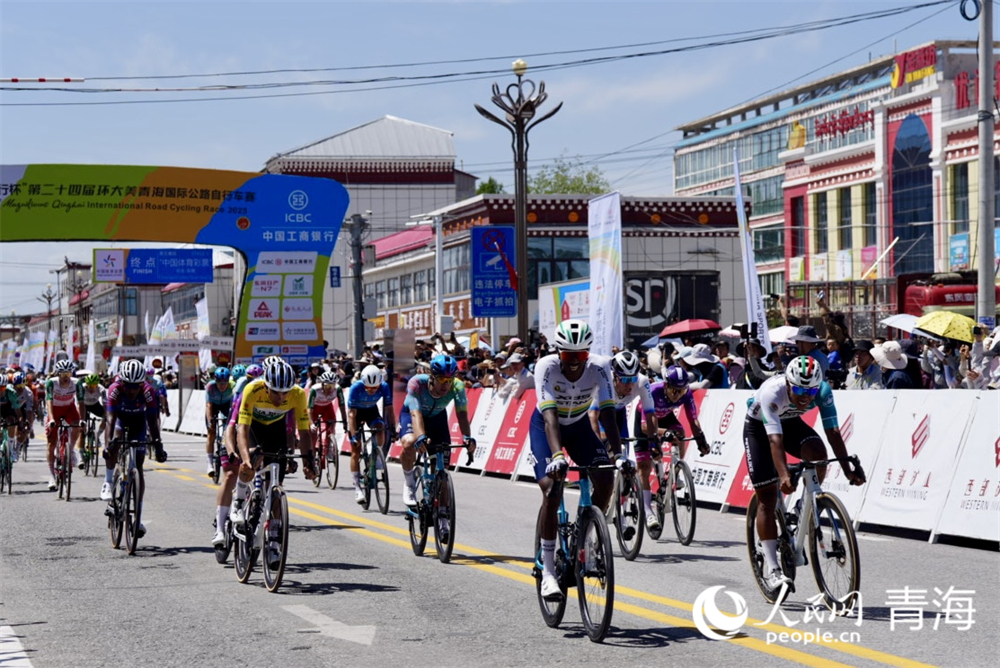 選手沖刺。人民網(wǎng) 況玉攝