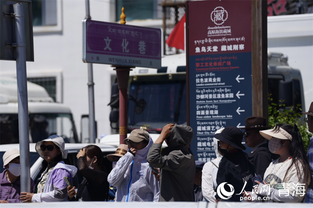 市民翹首以盼。人民網(wǎng) 況玉攝