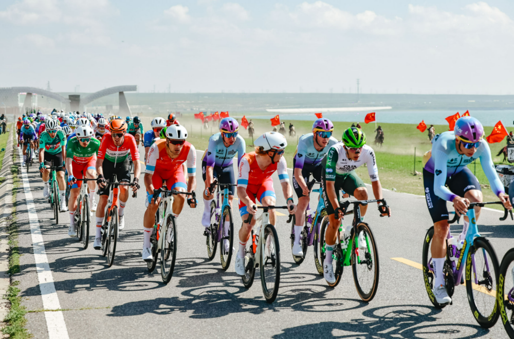 環(huán)青賽最美賽段鐵騎相伴。環(huán)青賽組委會(huì)供圖