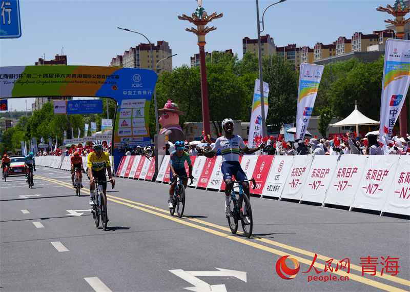 選手沖刺瞬間。人民網(wǎng) 馬可欣攝