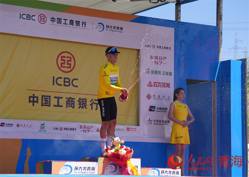 選手開啟香檳慶賀比賽結(jié)果。人民網(wǎng) 馬可欣攝