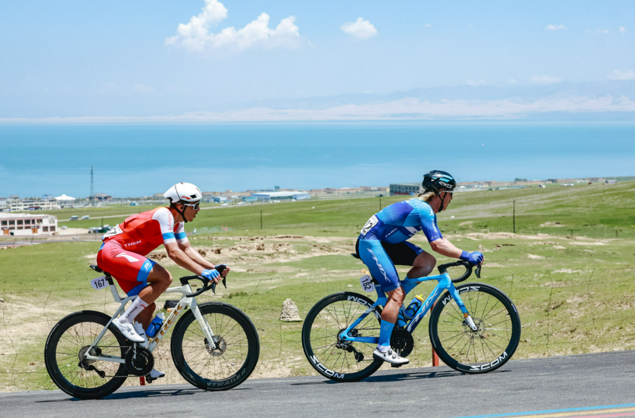 選手經(jīng)過碧波蕩漾的青海湖。環(huán)青賽組委會供圖