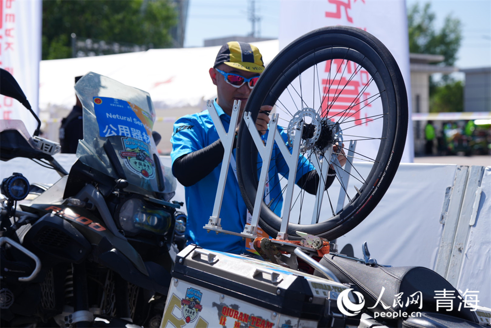 賽前準(zhǔn)備。人民網(wǎng) 況玉攝