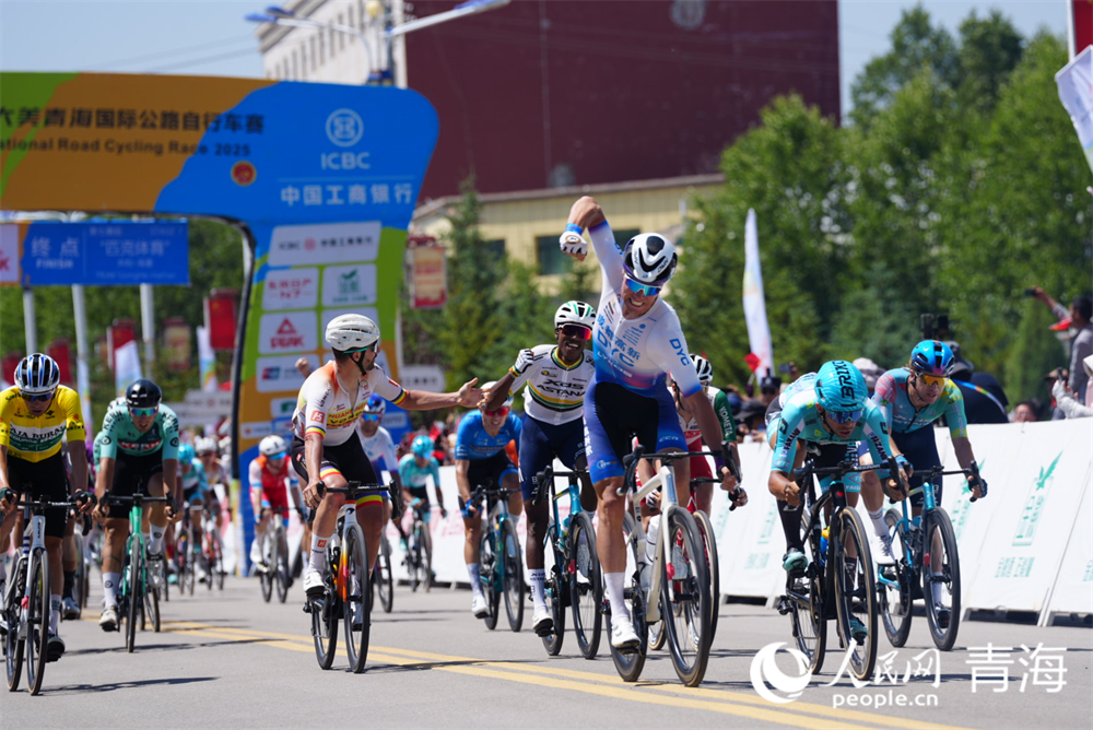 車手沖刺。人民網(wǎng) 況玉攝