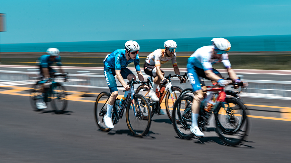 車手騎行在青海湖畔。賈斌攝