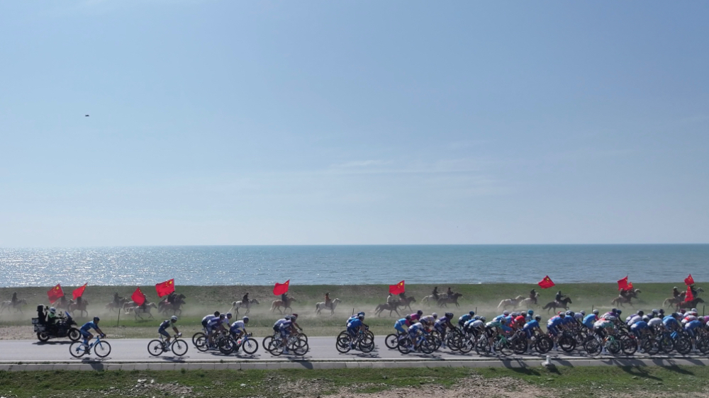 馬隊(duì)與車手并肩前行。謝恩德攝