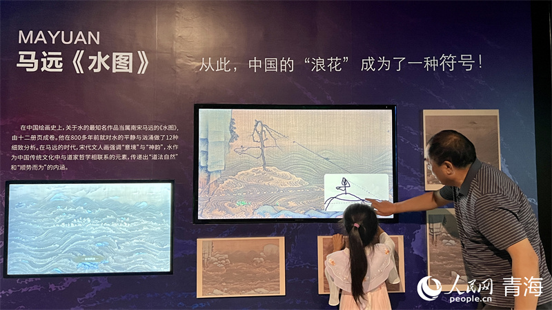 游客正在參觀展覽。實習(xí)生 吳桐攝