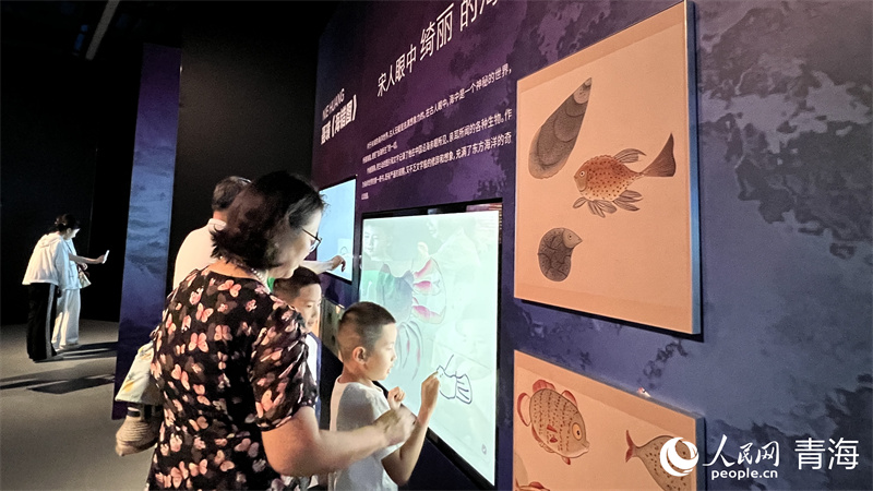 游客正在沉浸式體驗展覽。實習(xí)生 吳桐攝