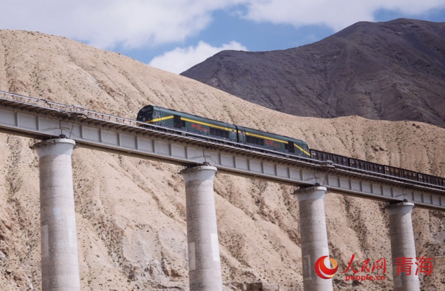 列車行駛在昆侖山間。人民網(wǎng)記者 甘海瓊攝