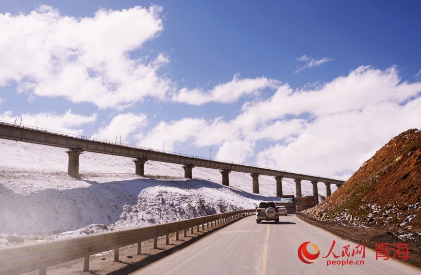 青藏公路與青藏鐵路交匯。人民網(wǎng)記者 甘海瓊攝