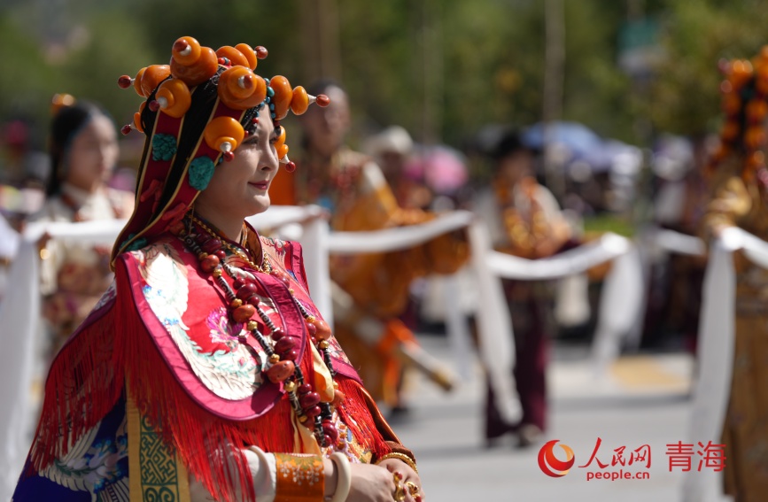 傳統(tǒng)服飾展示。人民網(wǎng)記者 甘海瓊攝