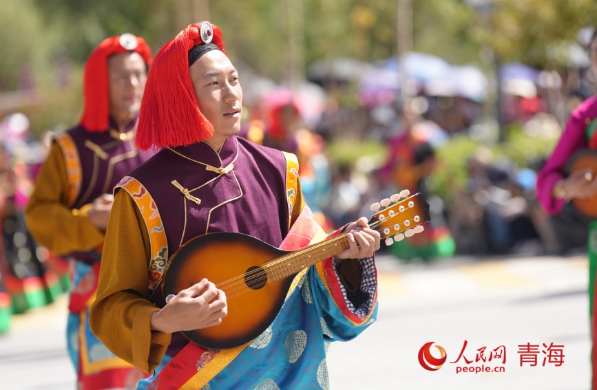 彈唱表演。人民網(wǎng)記者 甘海瓊攝