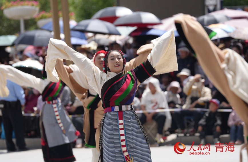 西藏那曲群文館表演。人民網(wǎng)記者 甘海瓊攝