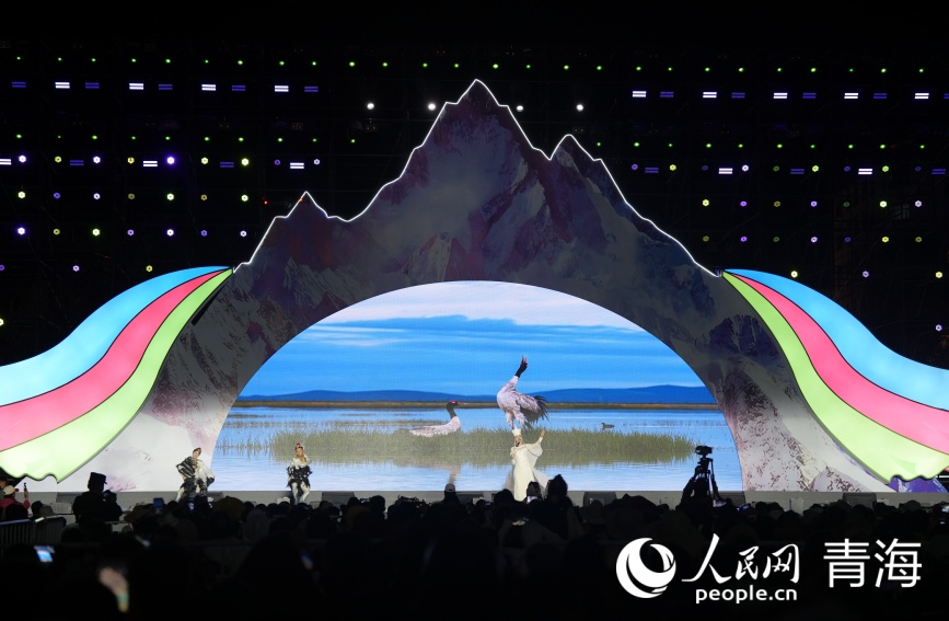 開(kāi)幕式演出現(xiàn)場(chǎng)。人民網(wǎng)記者 甘海瓊攝