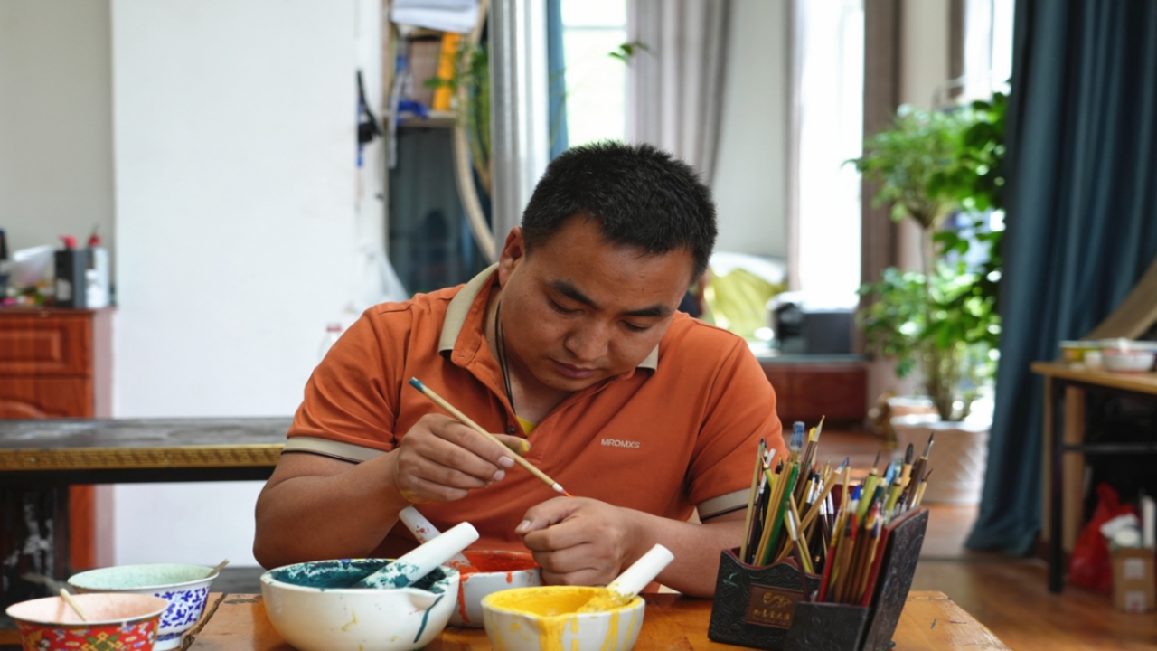 行進(jìn)中國(guó)|指間生金 藝澤熱貢