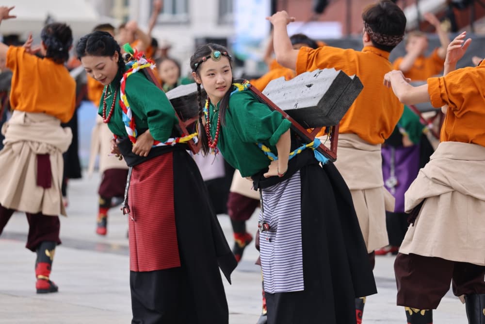 巡游現(xiàn)場。果洛州委宣傳部供圖