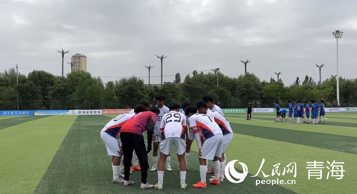 賽前隊員之間加油鼓勁。實習生 張秀青攝