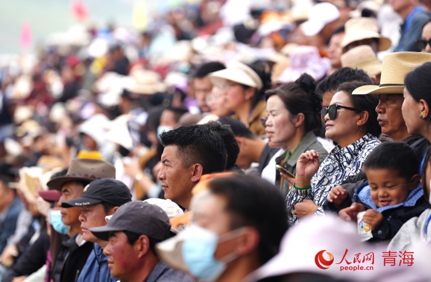 觀看比賽的當?shù)厝罕姾陀慰?。人民網(wǎng)記者 甘海瓊攝