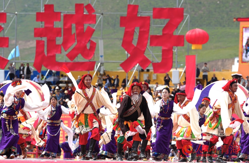牧民群眾表演傳統(tǒng)歌舞。人民網(wǎng)記者 甘海瓊攝