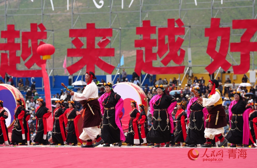 牧民群眾表演傳統(tǒng)歌舞。人民網(wǎng)記者 甘海瓊攝