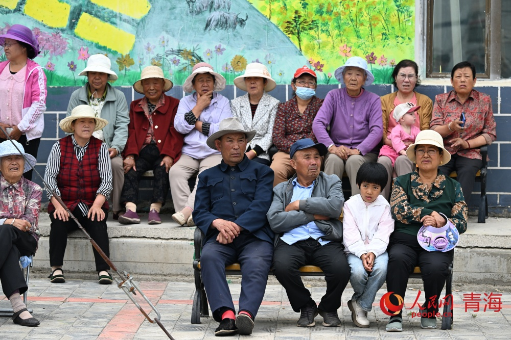 觀看比賽的觀眾。人民網(wǎng) 況玉攝