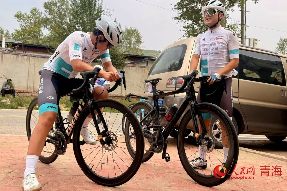 車手到達終點后休整。人民網(wǎng) 況玉攝