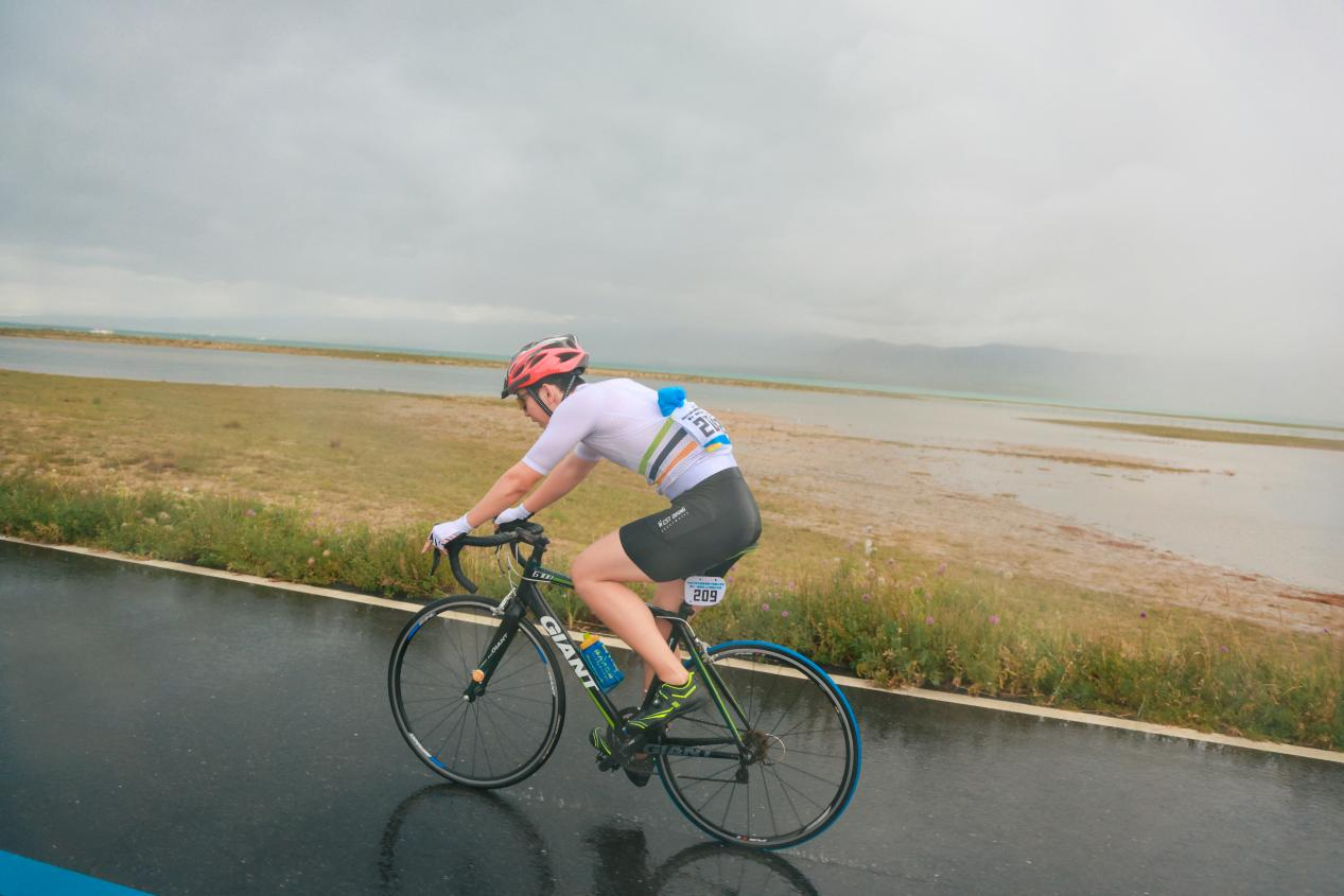車手騎行在青海湖畔。賽事組委會(huì)供圖